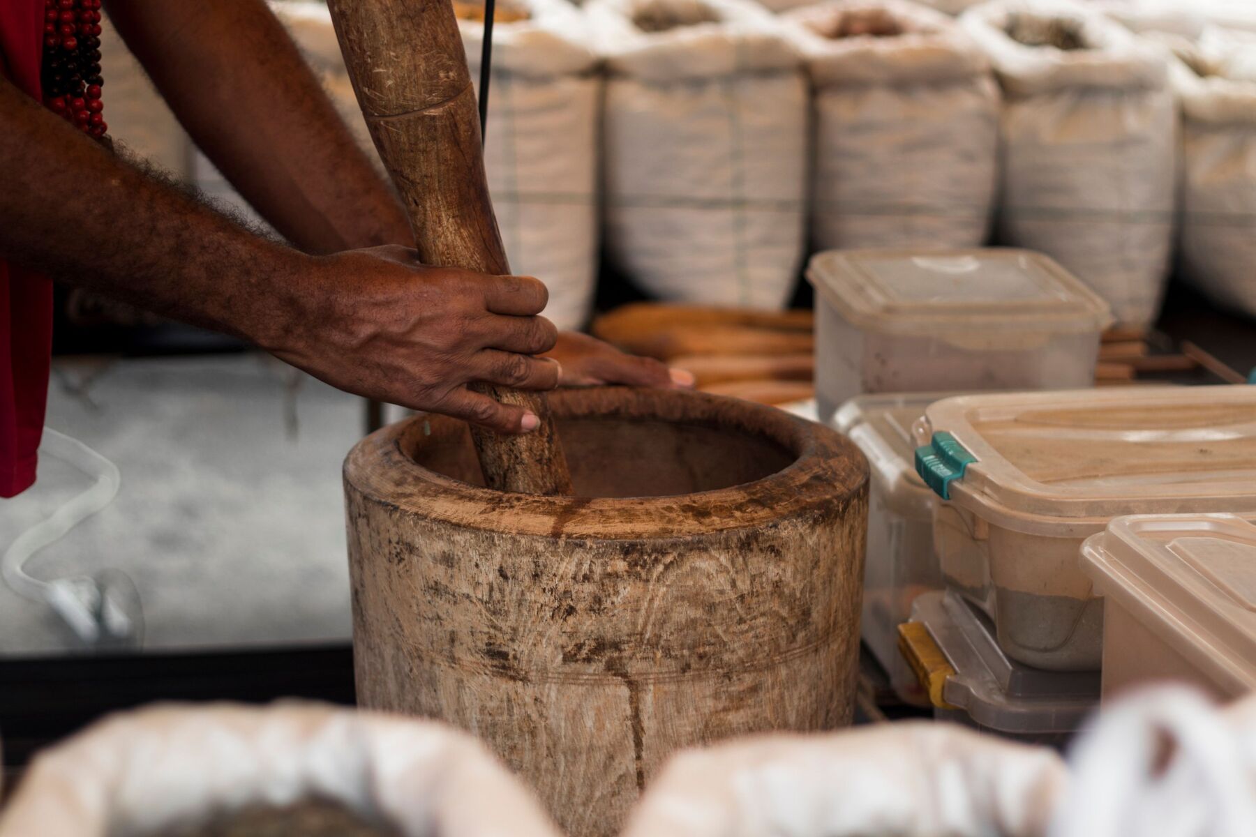 Pilão de madeira numa banca de feira